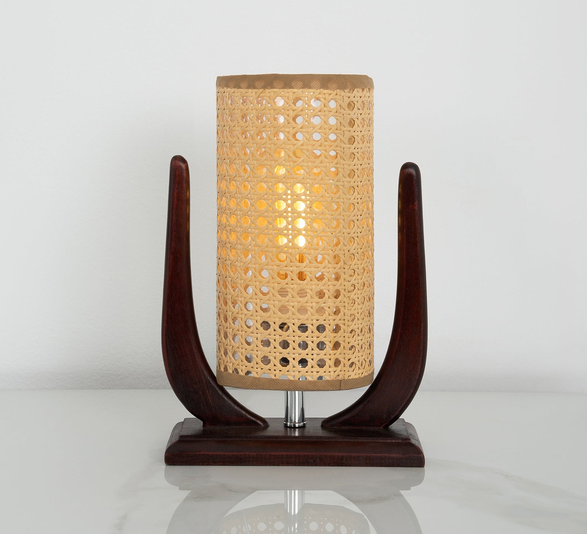 Table lamp with a unique curved design - Vitrine Furniture - Table lamps