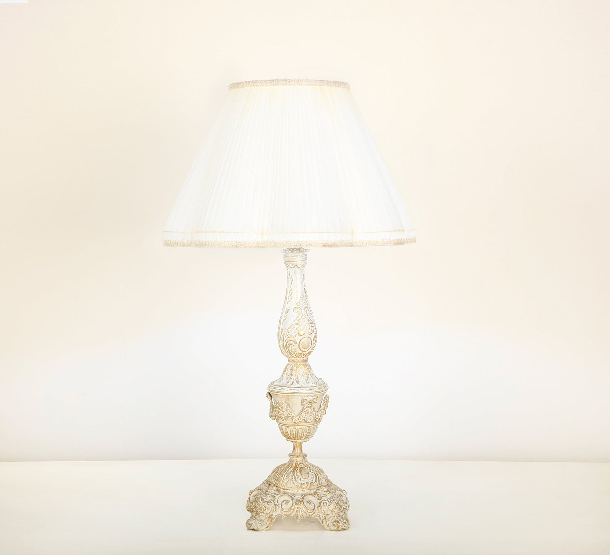 Table lighting unit with a classic metal base - Vitrine Furniture - Lighting