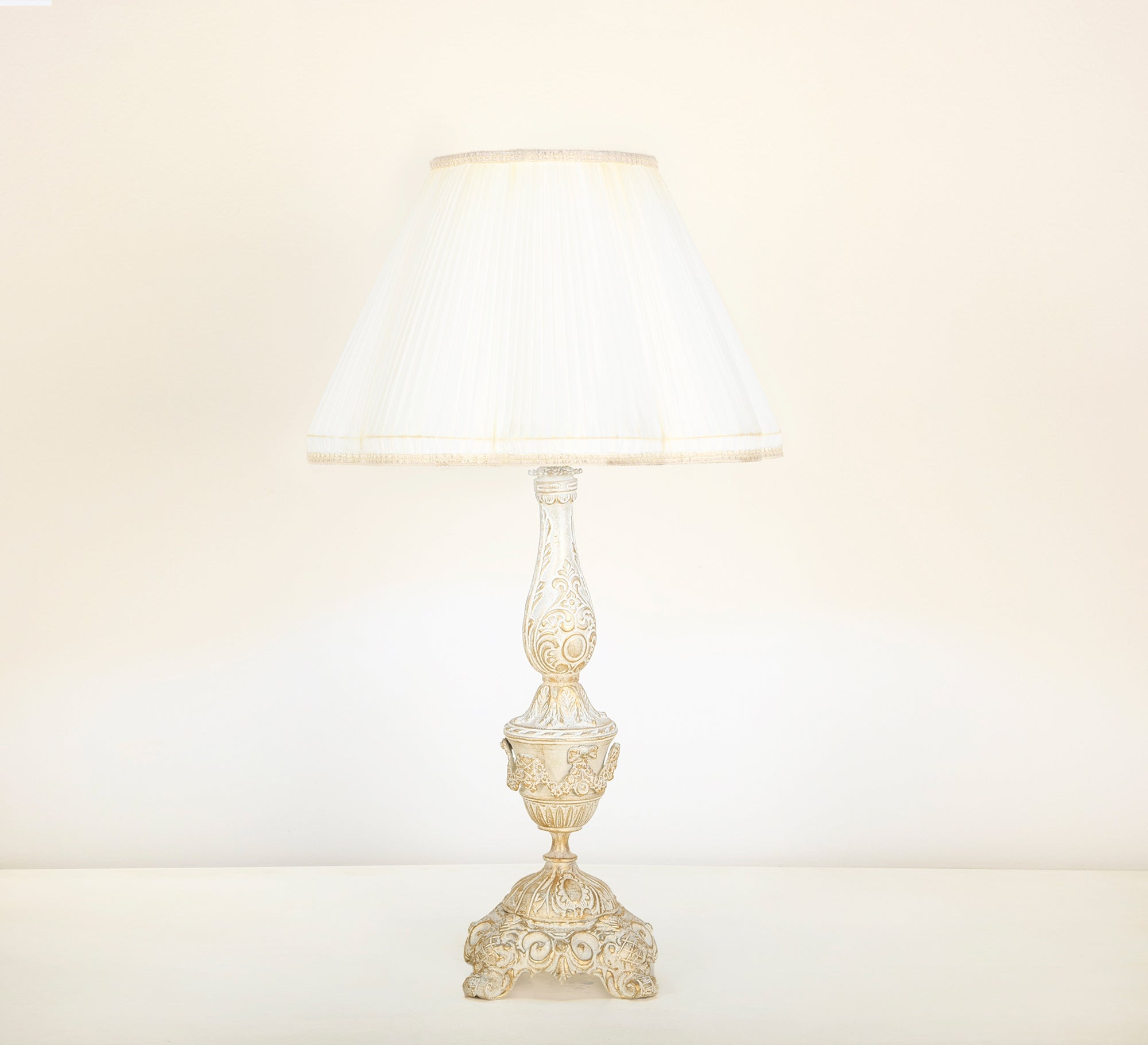 Table lighting unit with a classic metal base - Vitrine Furniture - Lighting