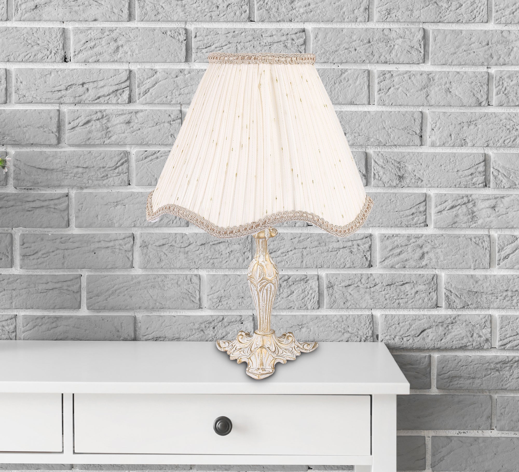 Warm lighting with a classic design and antique motifs - Vitrine Furniture - Lighting