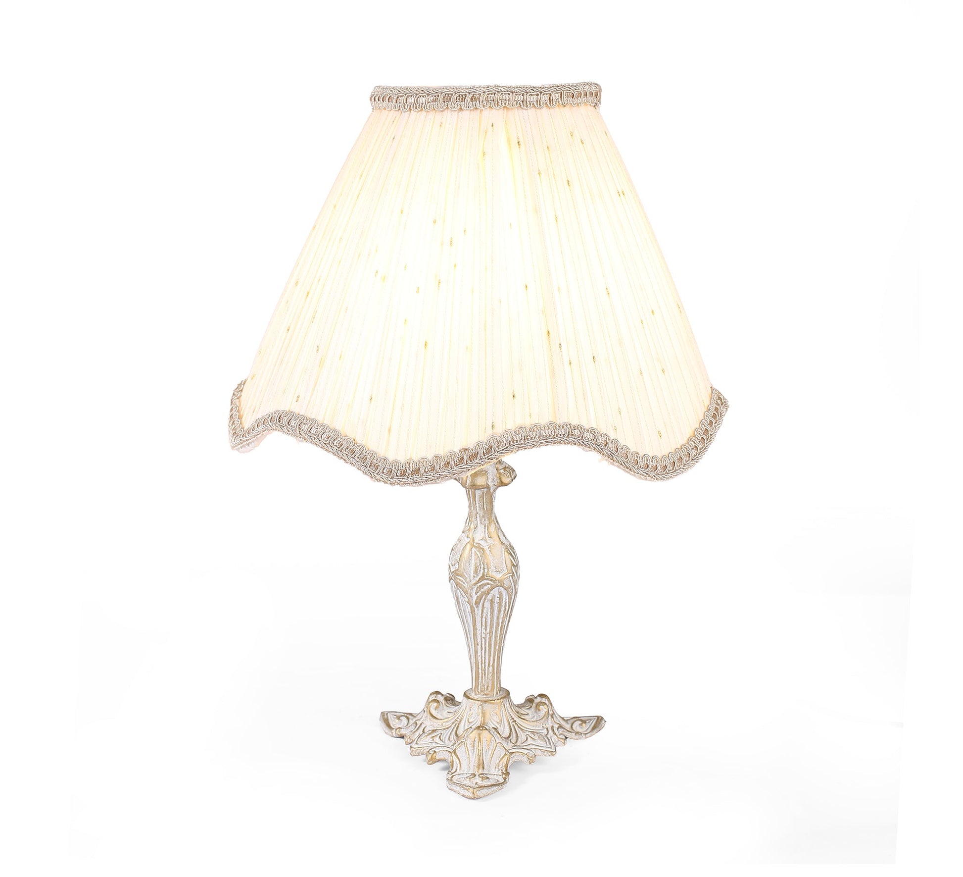 Warm lighting with a classic design and antique motifs - Vitrine Furniture - Lighting